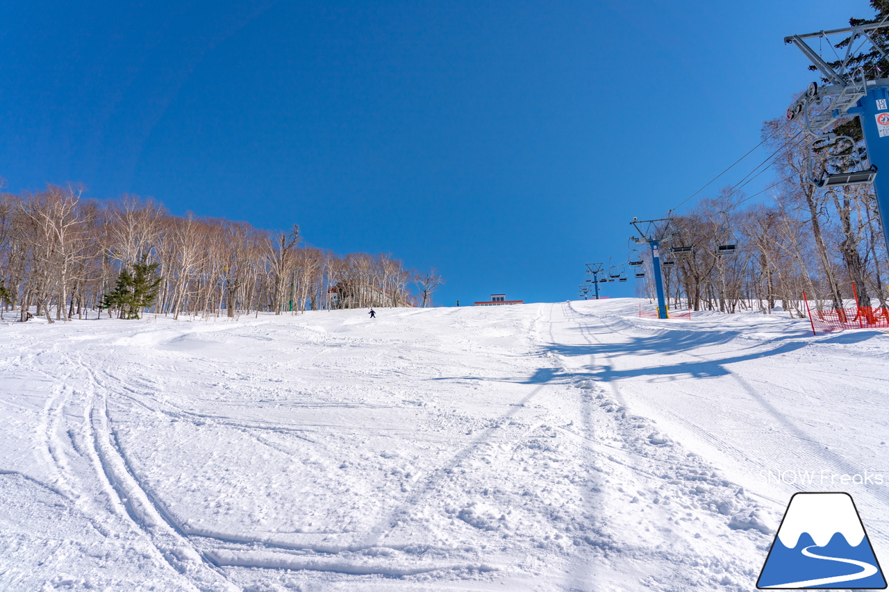 カムイスキーリンクス｜山頂から山麓までゲレンデには積雪たっぷり＆最新の自動券売機導入でチケット購入時の待ち時間も短縮。最高に気持ちの良い春スキーを楽しみましょう(^_-)-☆